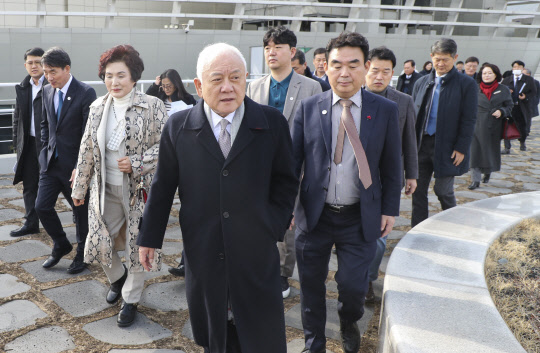 김한길 국민통합위원회 위원장과 위원 등 관계자들이 1일 부산시 동구 부산항 국제여객터미널 하늘공원을 방문해 '2030 부산세계박람회(엑스포)' 예정 부지를 둘러보고 있다. 연합뉴스
